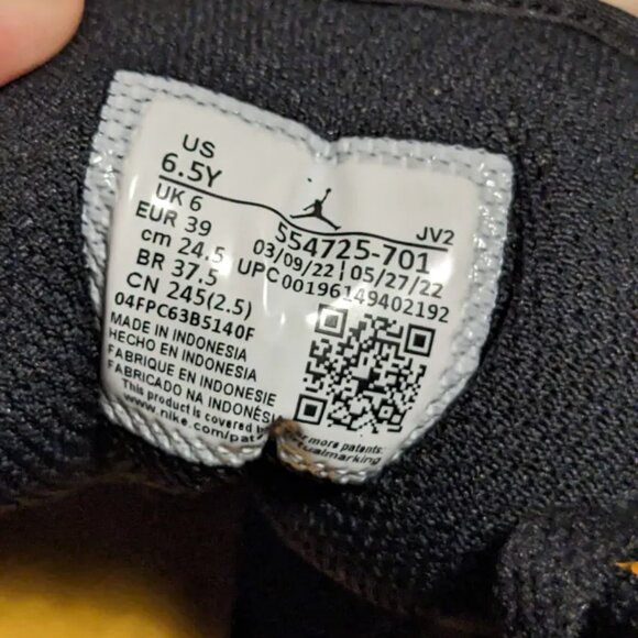 Air Jordan 1 Retro Mid 'Taxi' - 6.5Y - Picture 7 of 11